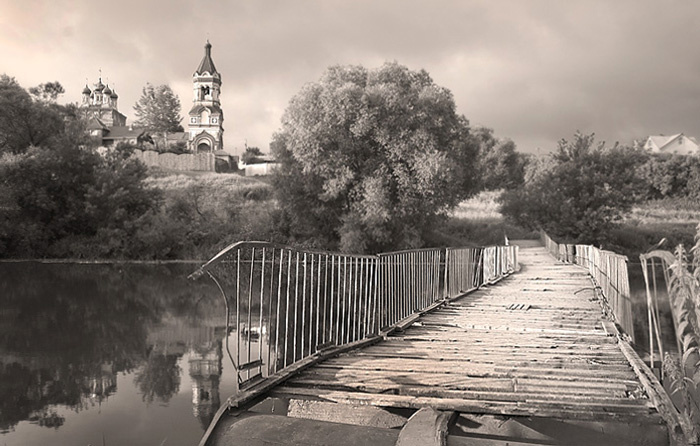 а у реки река, мост, церковь