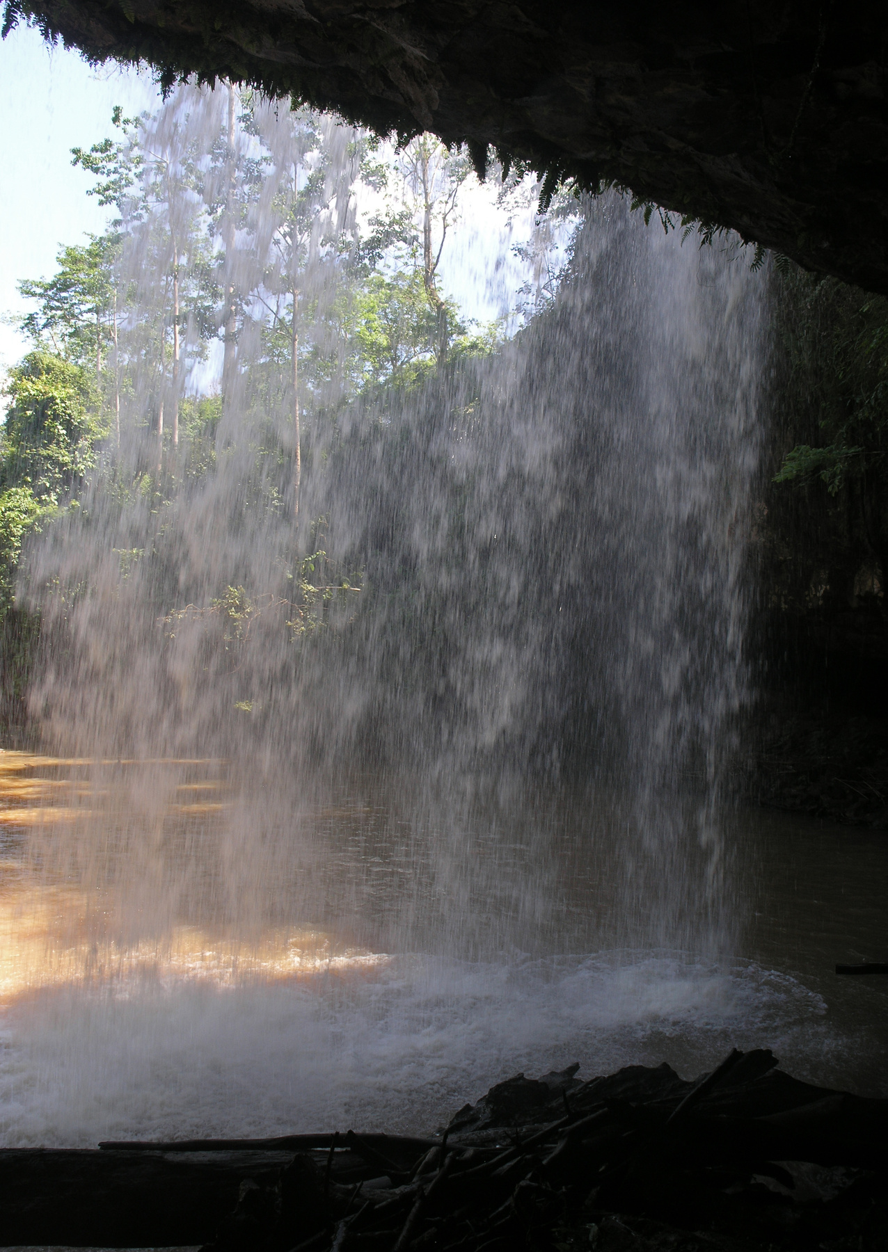 Кратинг водопад вода