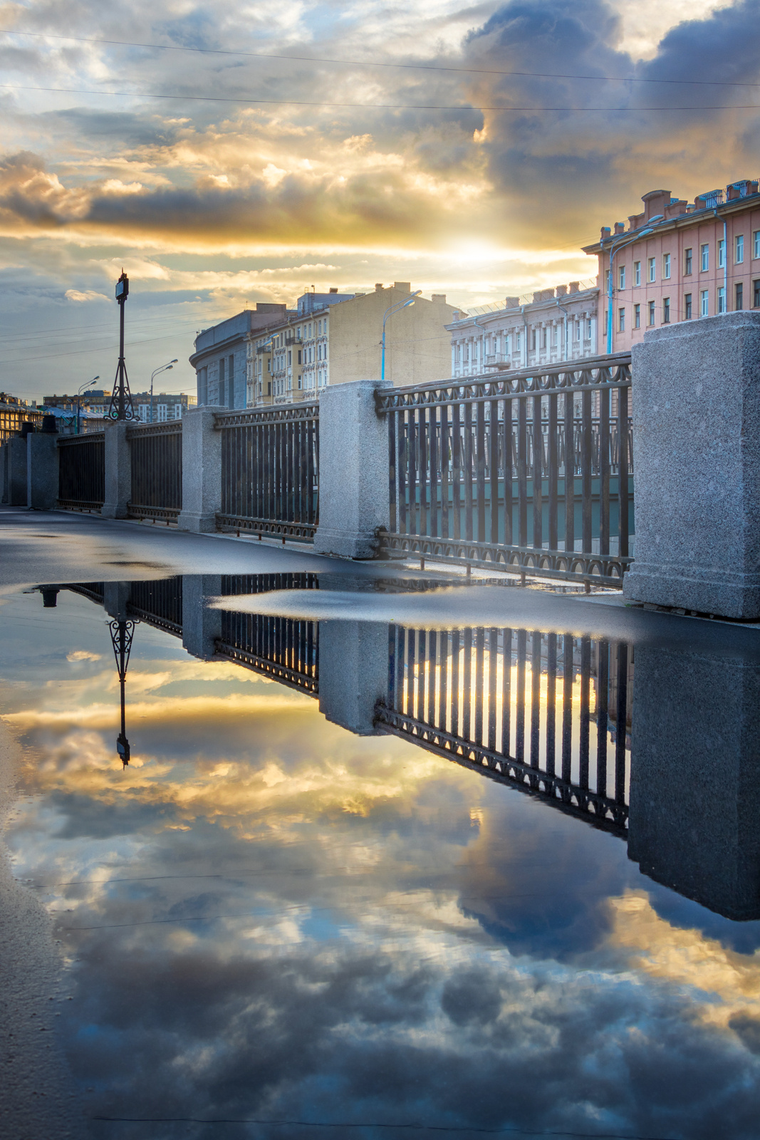 Осеннее солнце в паузе дождей Петербурга Санкт-Петербург Saint-Petersburg Обводный канал облака отражение солнце набережная