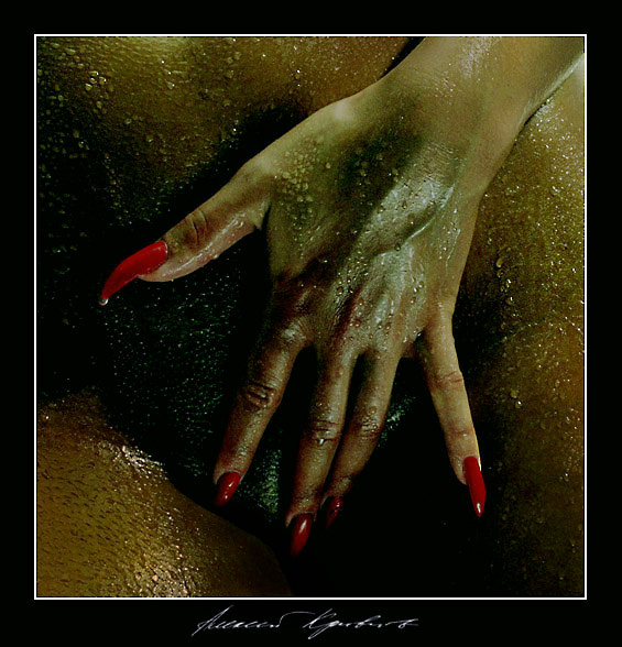 Red nails. ноготки коготки ручка женская капельки мокрые