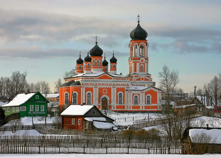 Начало дня в поселке Крестцы. Церковь Святой Троицы. 