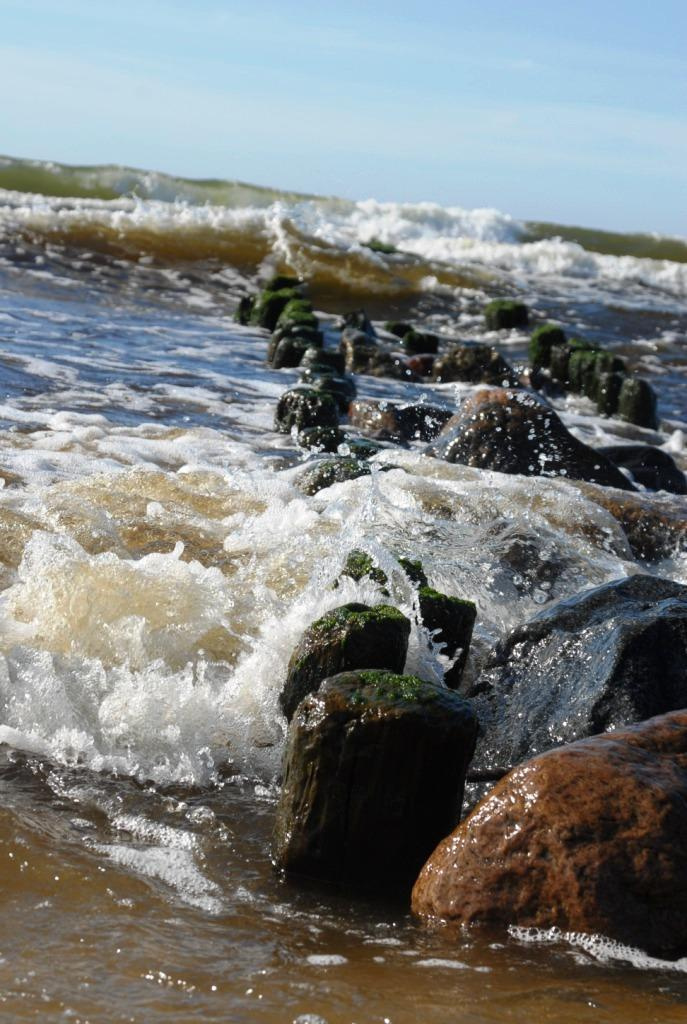 Волнорез Море