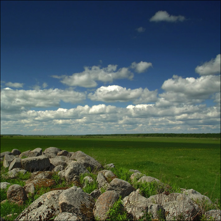 Камни на на земле, облака на небе камни без деревьев