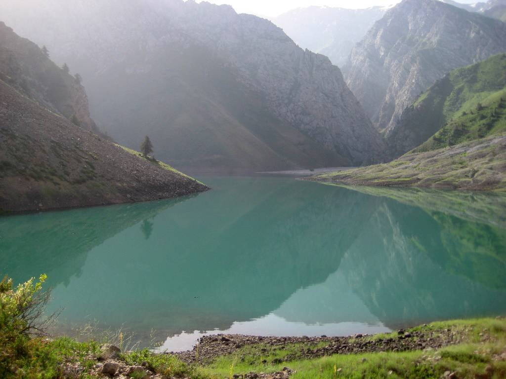горное озеро горы,природа,Узбекистан