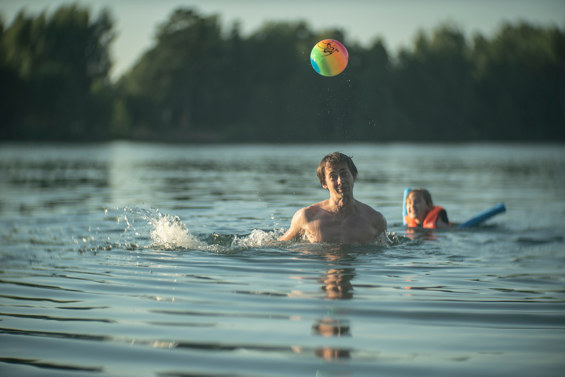 Водные процедуры с мячом 