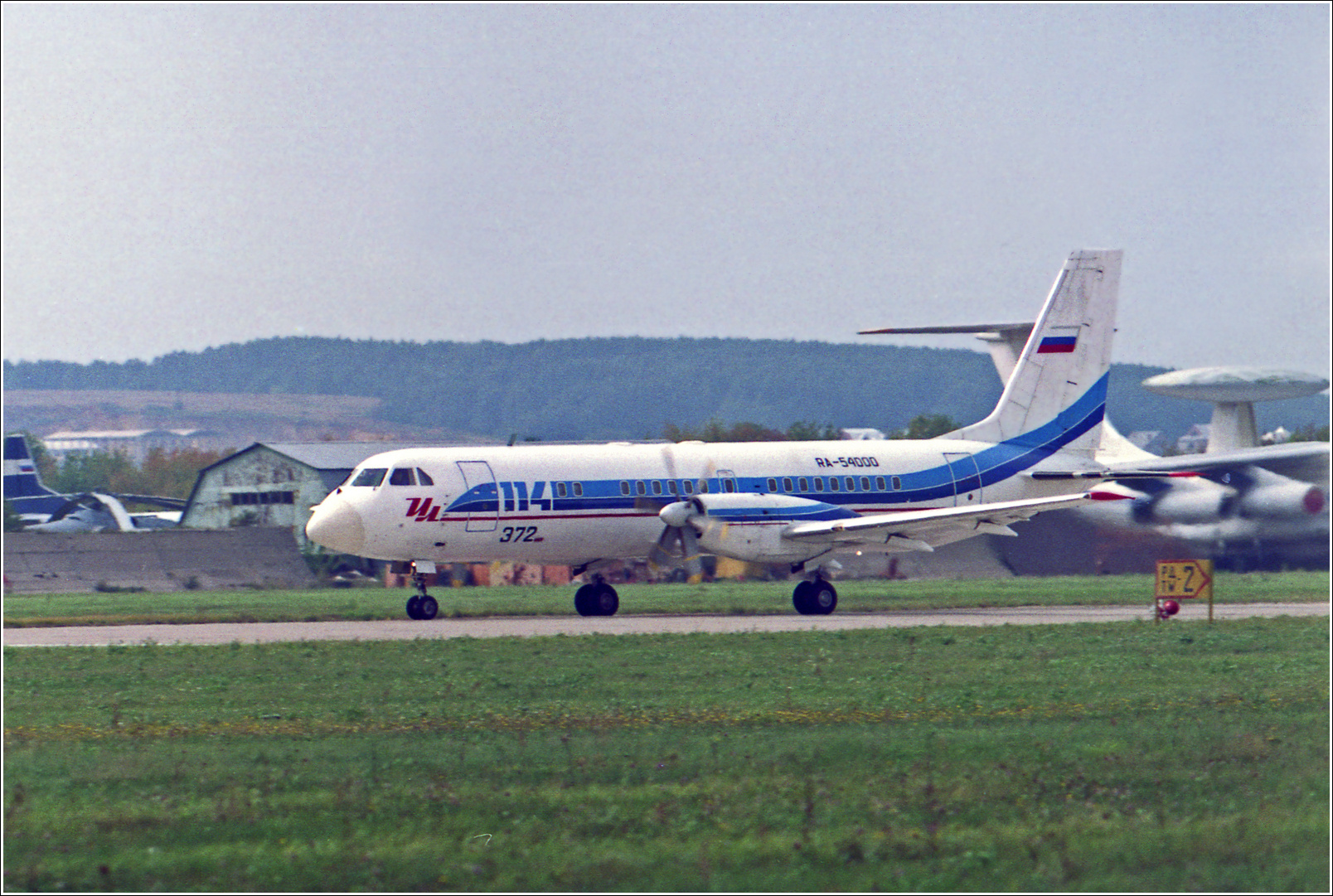 Ил-114 Ил-114 авиация самолет стоянка Жуковский 1995