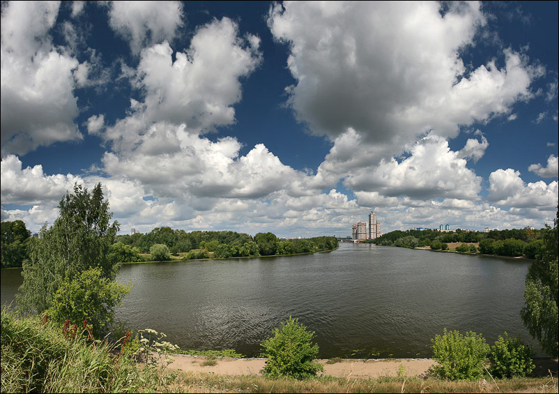 Москва-пейзажная город река баржа уплыла