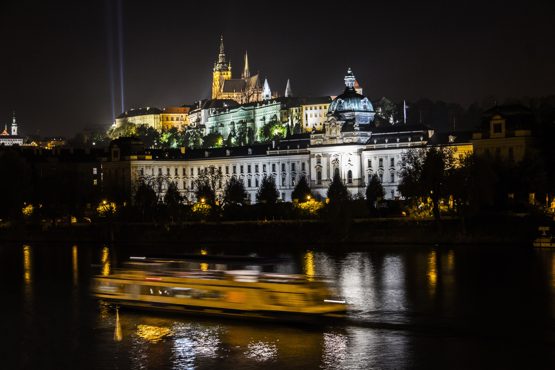 Прaжский Град / Pražský hrad архитектура здание река влтава ночь ночная фотография съемка museum art landmark building famous european night golden history light evening dusk historic exhibition reflection architecture city beautiful water europe landscape photo triumph autumn hour s