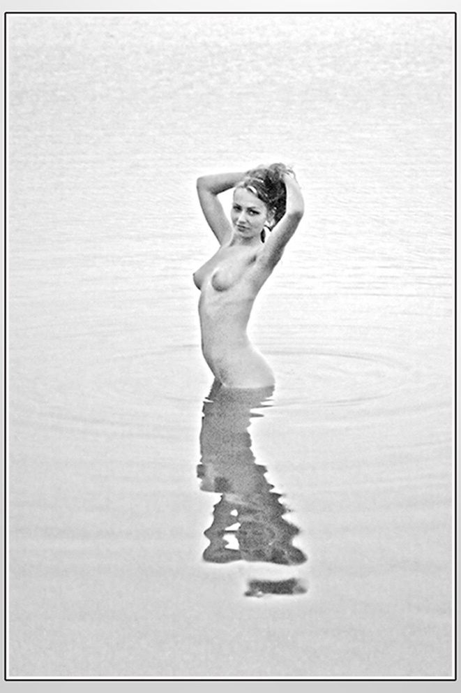 in H2O девушка вода