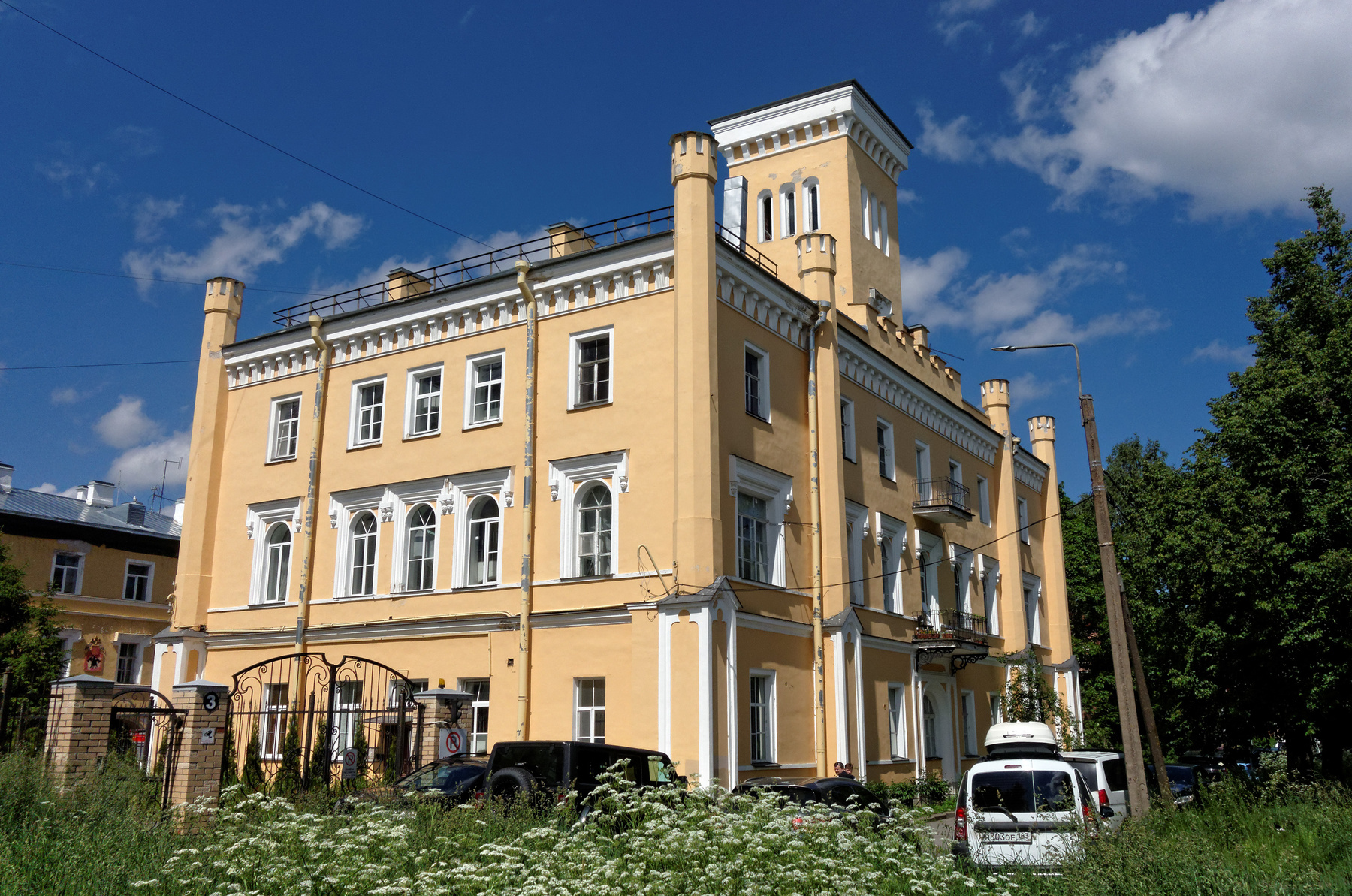Дом близ Ольгина пруда СПБ Новый_Петергоф здание