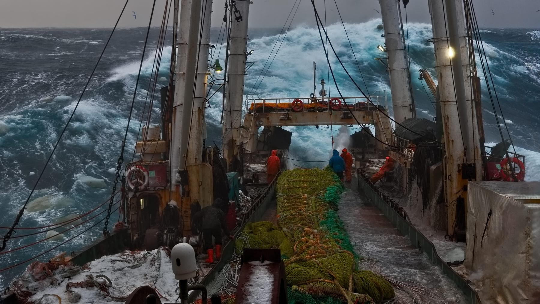волна Волна судно шторм Охотское море трал корма