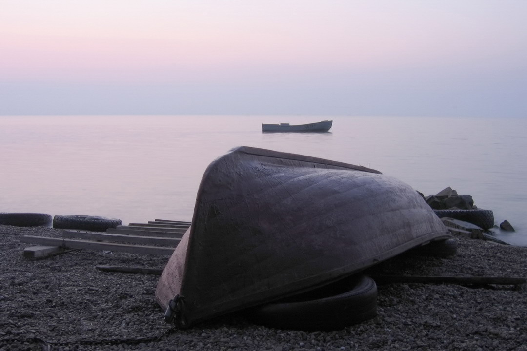 на рассвете рассвет восход море лодка тишина пейзаж