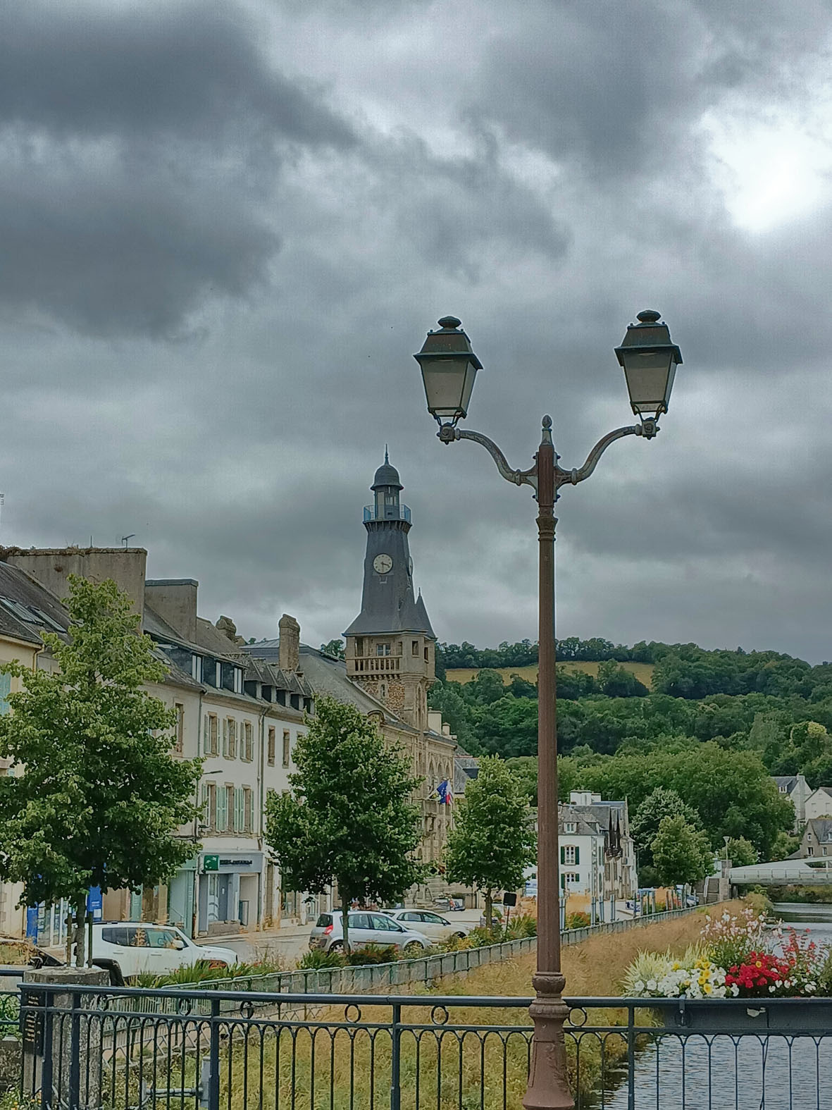 Шатолен. Вид на мэрию Бретань Bretagne Финистер Finister Шатолен Chateaulin мэрия мост