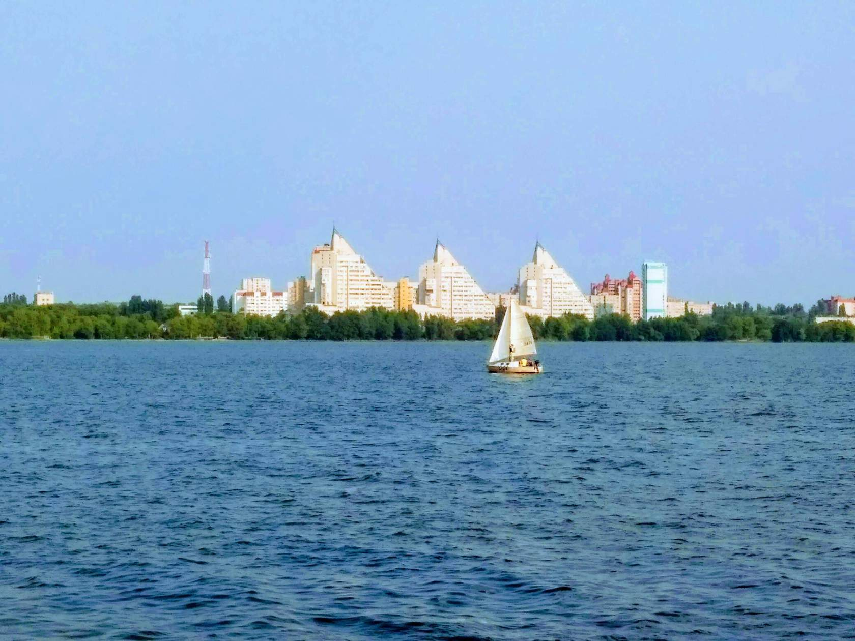 Белые паруса Город водоём парусник