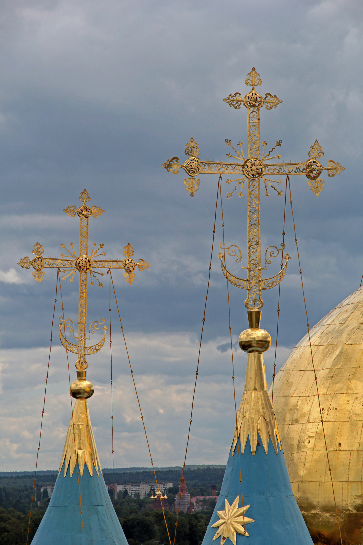 Кресты Успенского собора Свято-Троицкой Сергиевой Лавры.  02 августа 2015 г. Сергиев Посад Город Храм