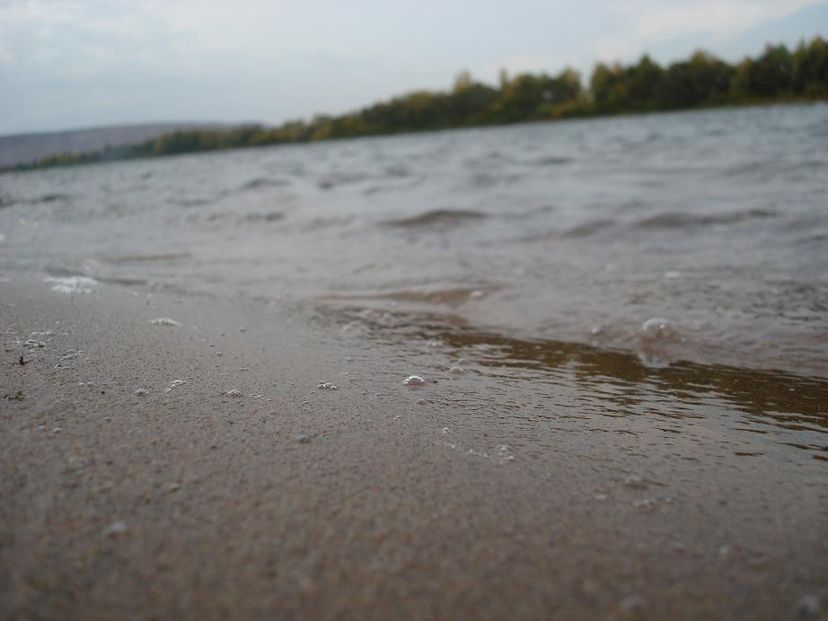 Пузырьки на пляже река вода