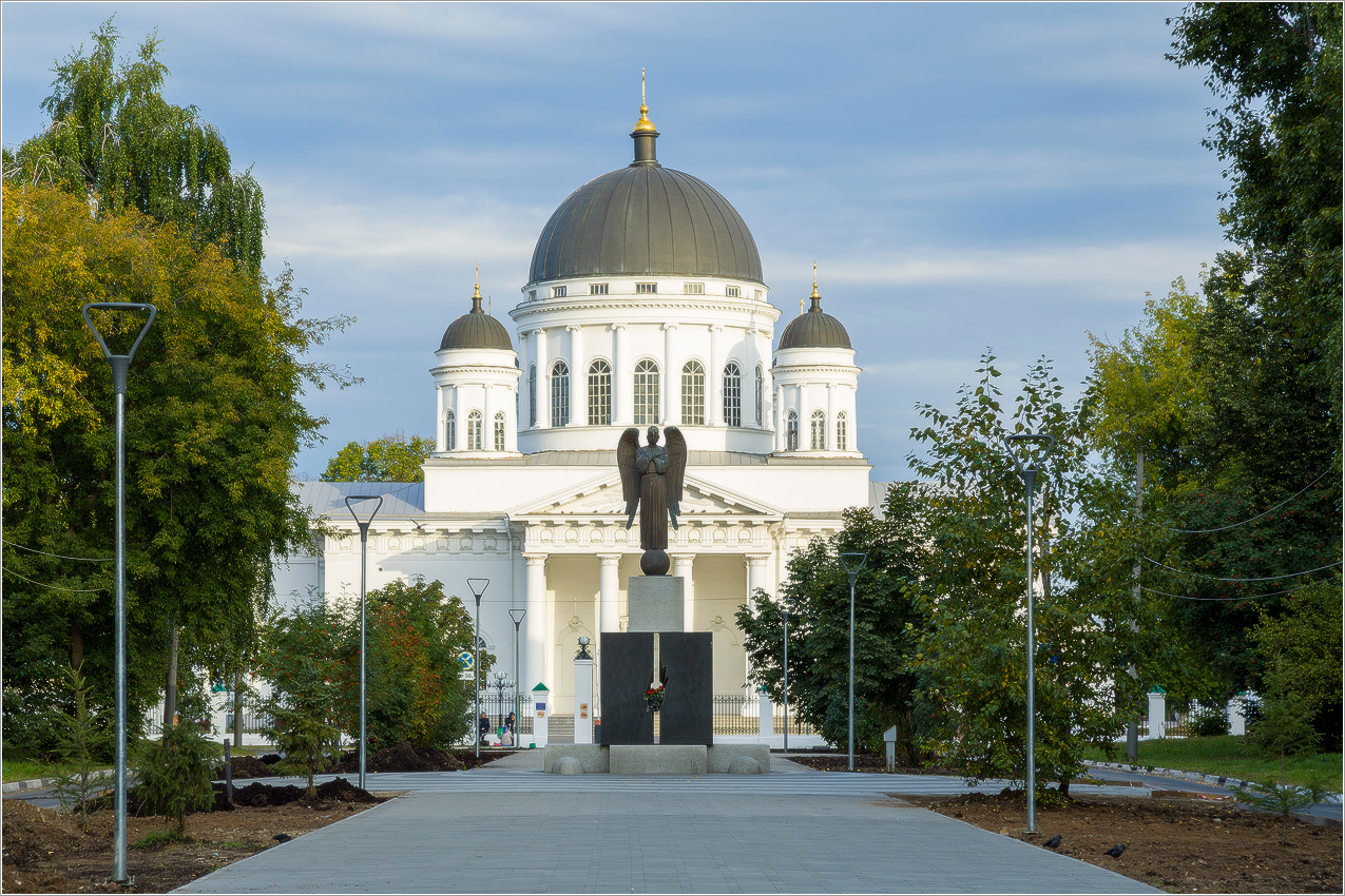 По пустынной утренней аллее НН церкви монастыри
