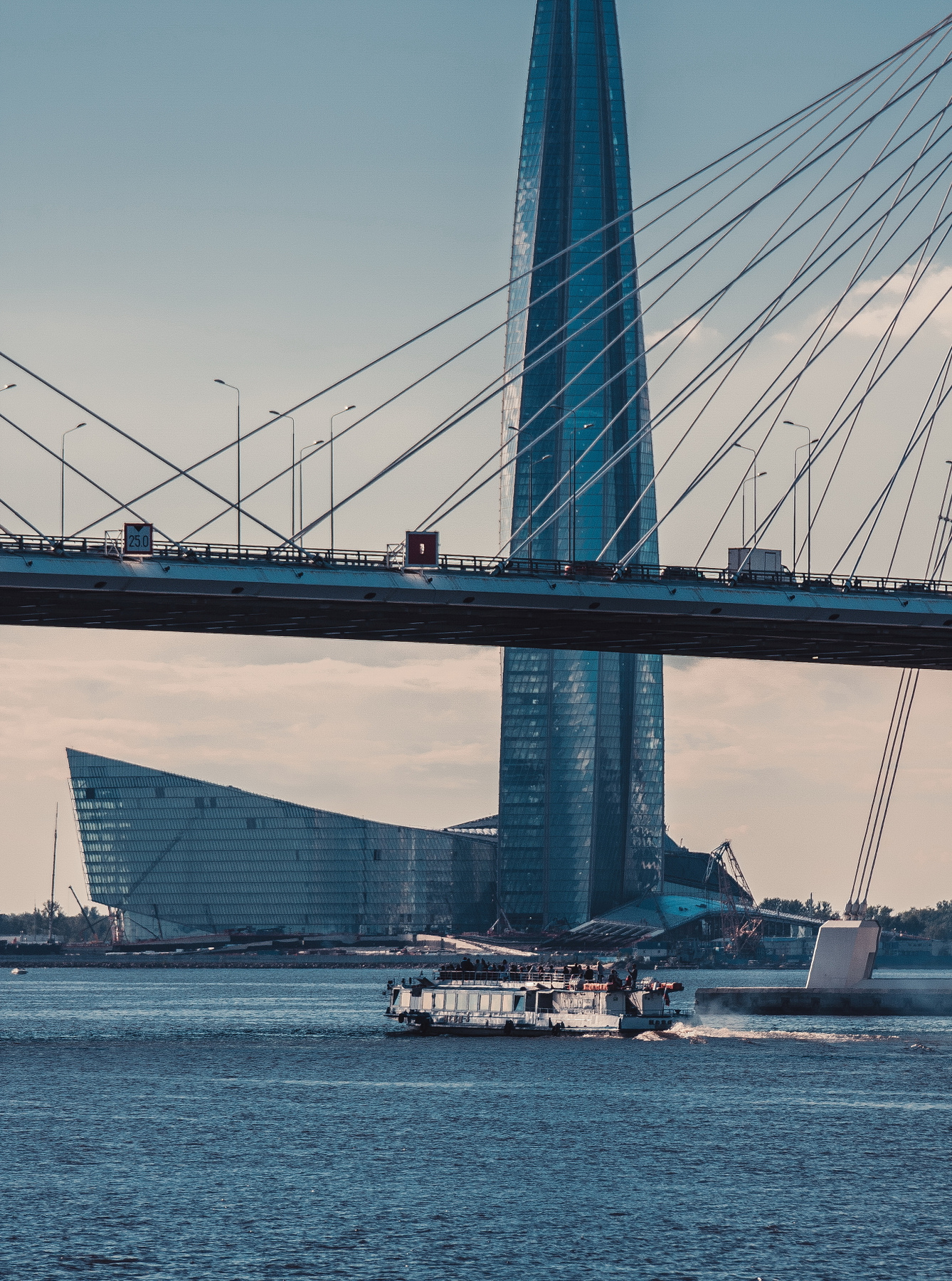 холодные тона СПб вода мост питер река теплоход