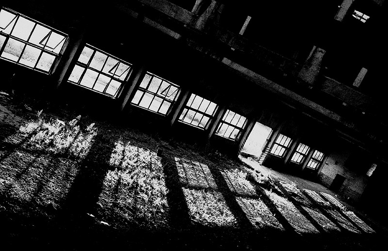 InTrUdER's HappY in The DaRK u think this is easy