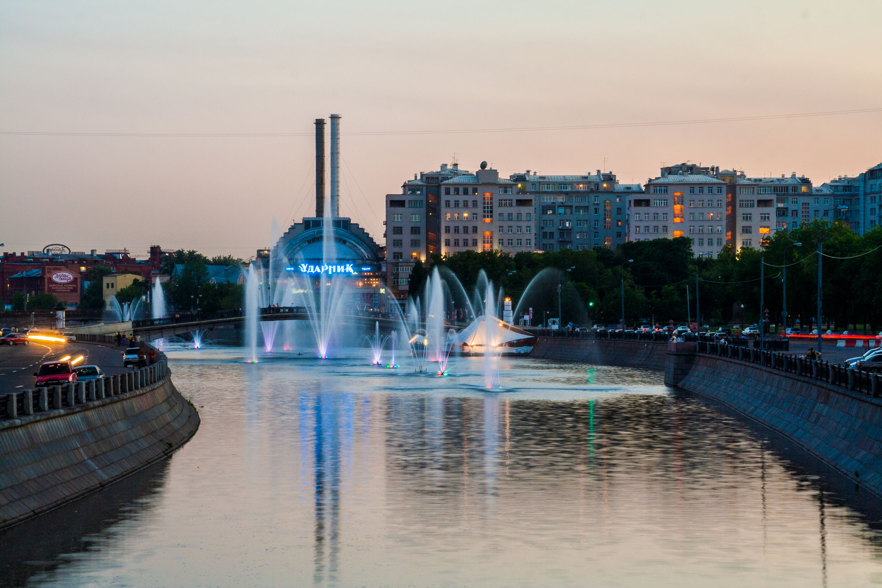 2006-06-14 21.39 Россия Москва город вечер река набережная фонтан 2006