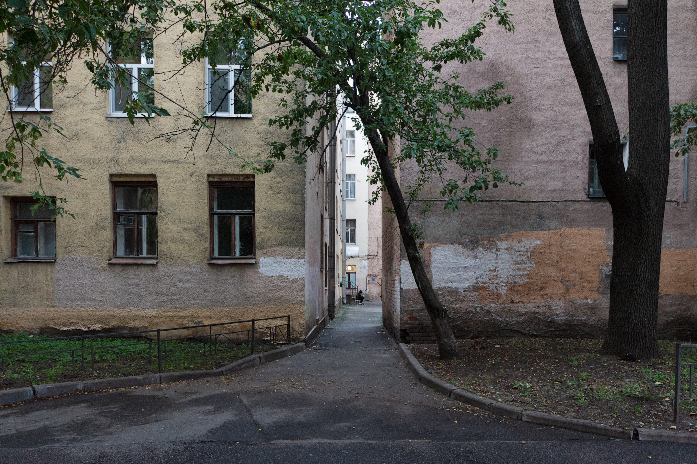 IMG_1317 архитектура россия питер петербург санкт-петербург санктпетебург двор дворы спб старыйфонд старый фонд колодец колодцы дворколодец дворыколодцы двор-колодец дворы-колодцы здание окно окна дом васильевский остров