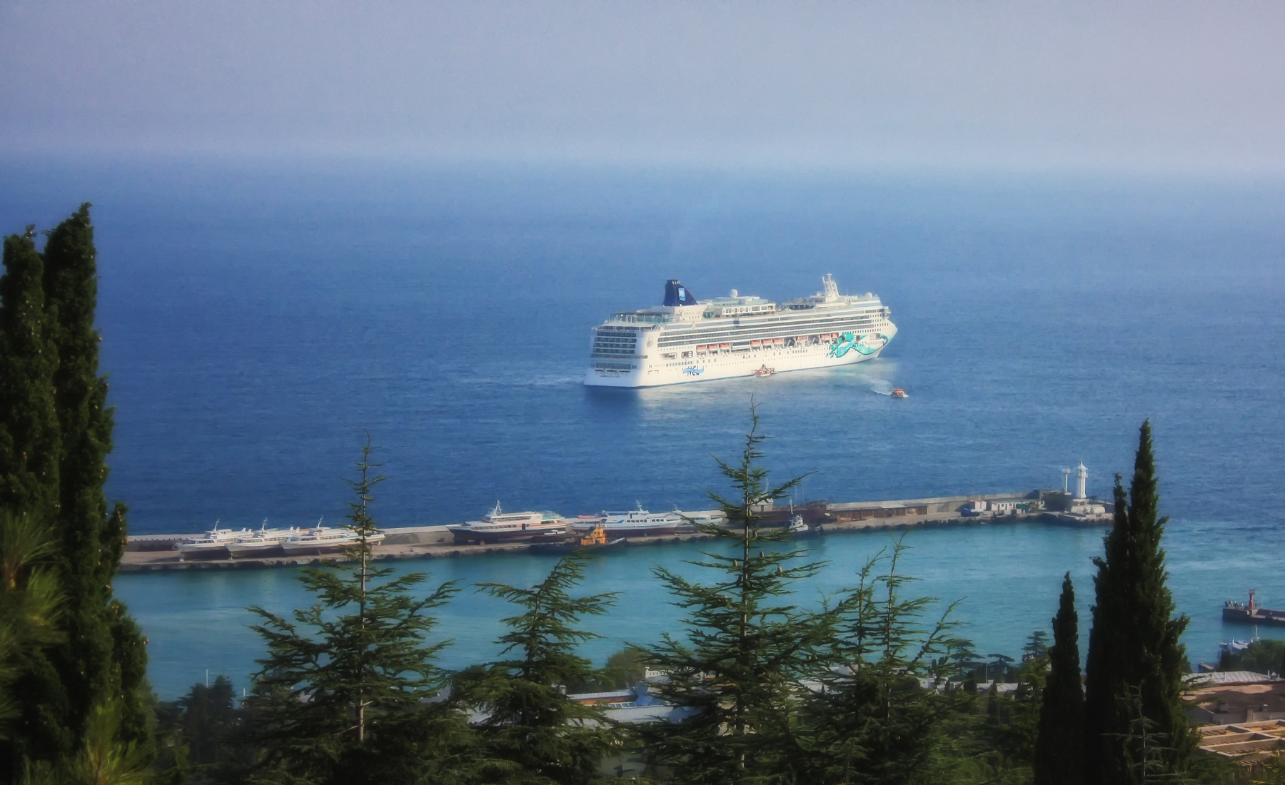 "Norwegian Jade" на рейде Ялты 
