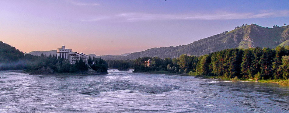 Розовый вечер река вода горы Алтай Катунь дымка