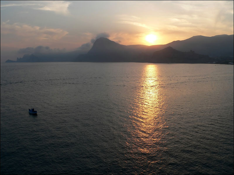 Солнечная дорога крым море закат лодка