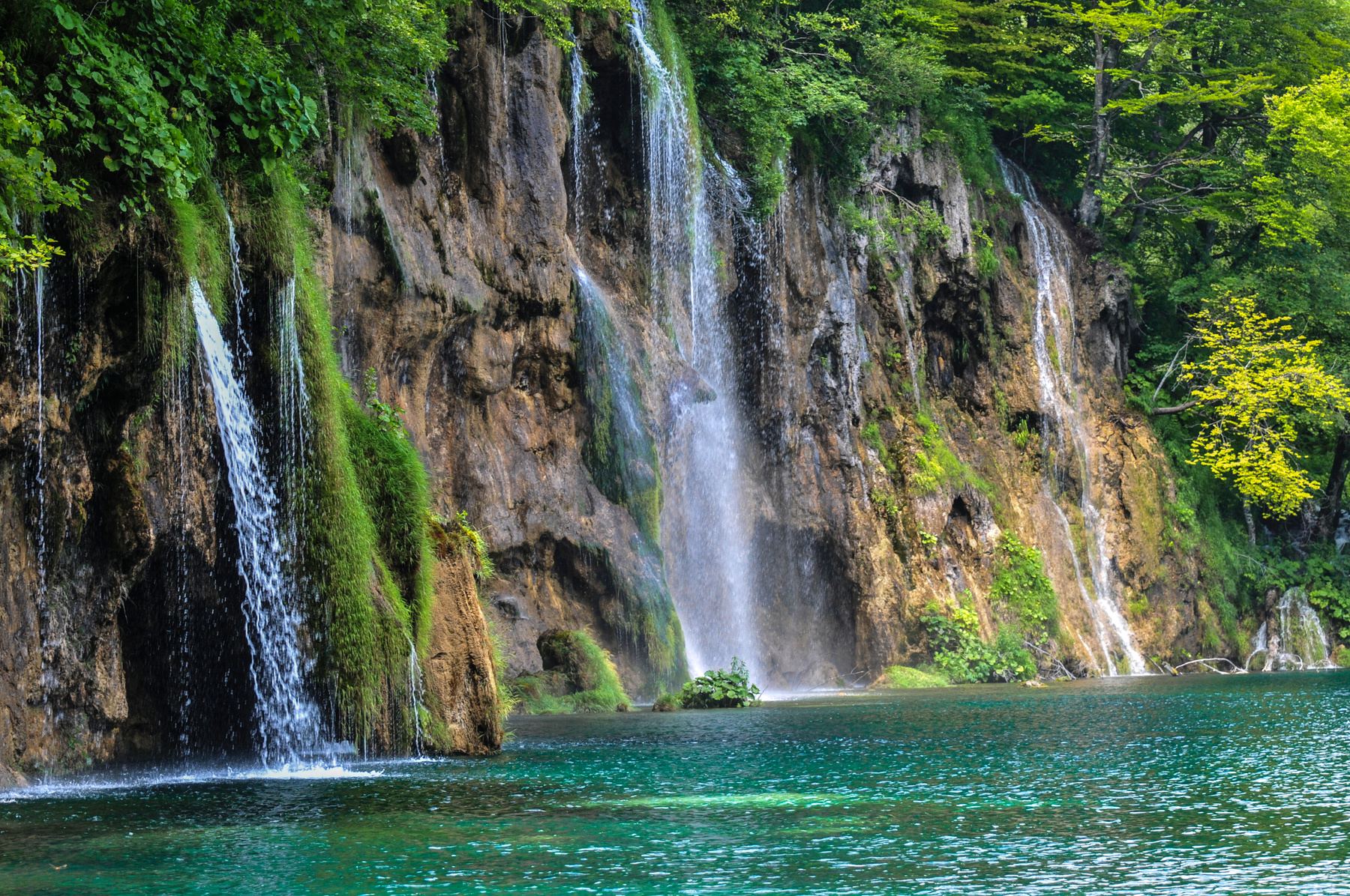 Пли́твицкие озёра (Plitvička jezera) 