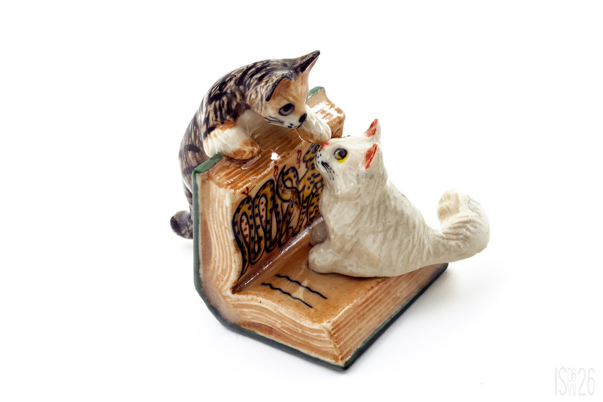 Mиниатюрная керамическая (фарфоровая) фигурка двух котят на книге. 