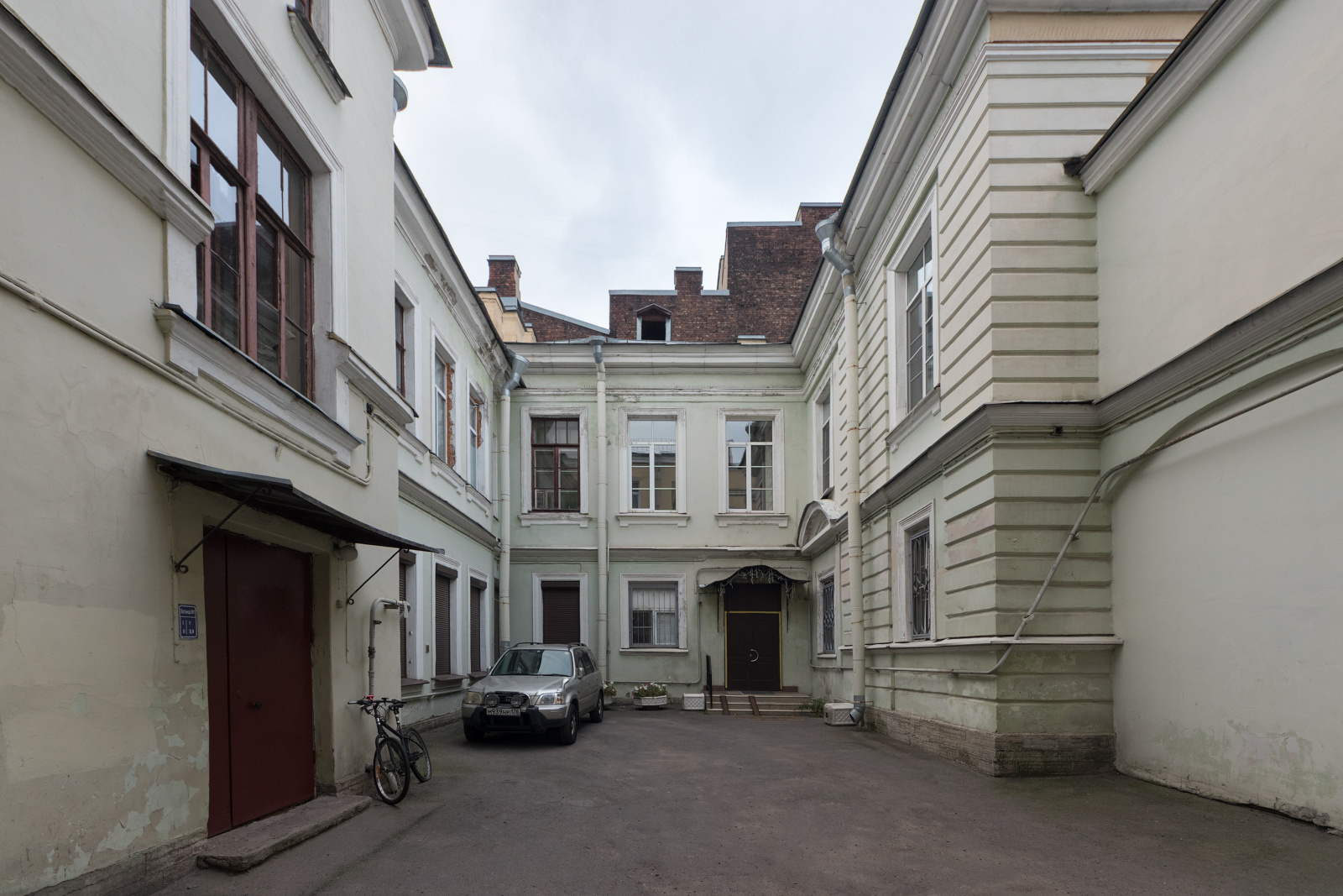 IMG_3032 архитектура россия питер петербург санкт-петербург санктпетебург двор дворы спб старыйфонд старый фонд колодец колодцы дворколодец дворыколодцы двор-колодец дворы-колодцы здание окно окна дом васильевский остров