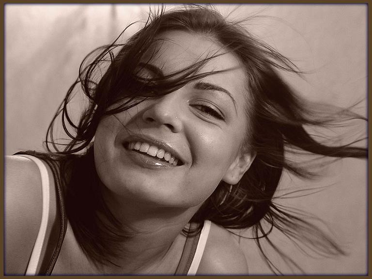 Улыбайтесь! Это всех раздражает :) Девушка улыбка портрет ГЕЛЛА