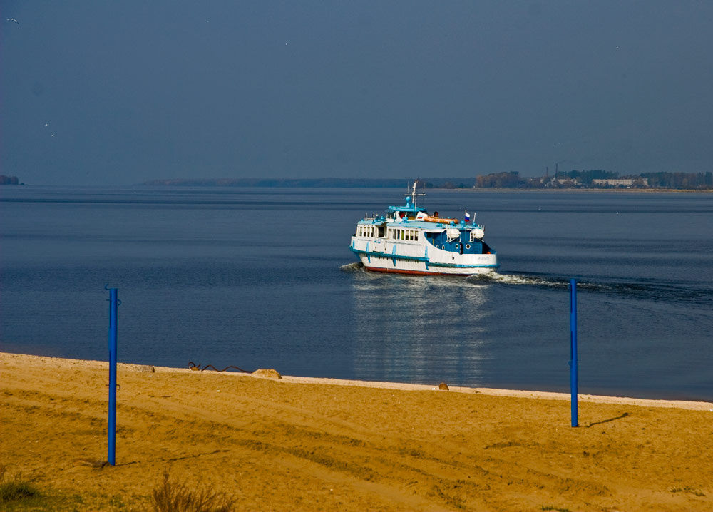Осенний пляж. вода