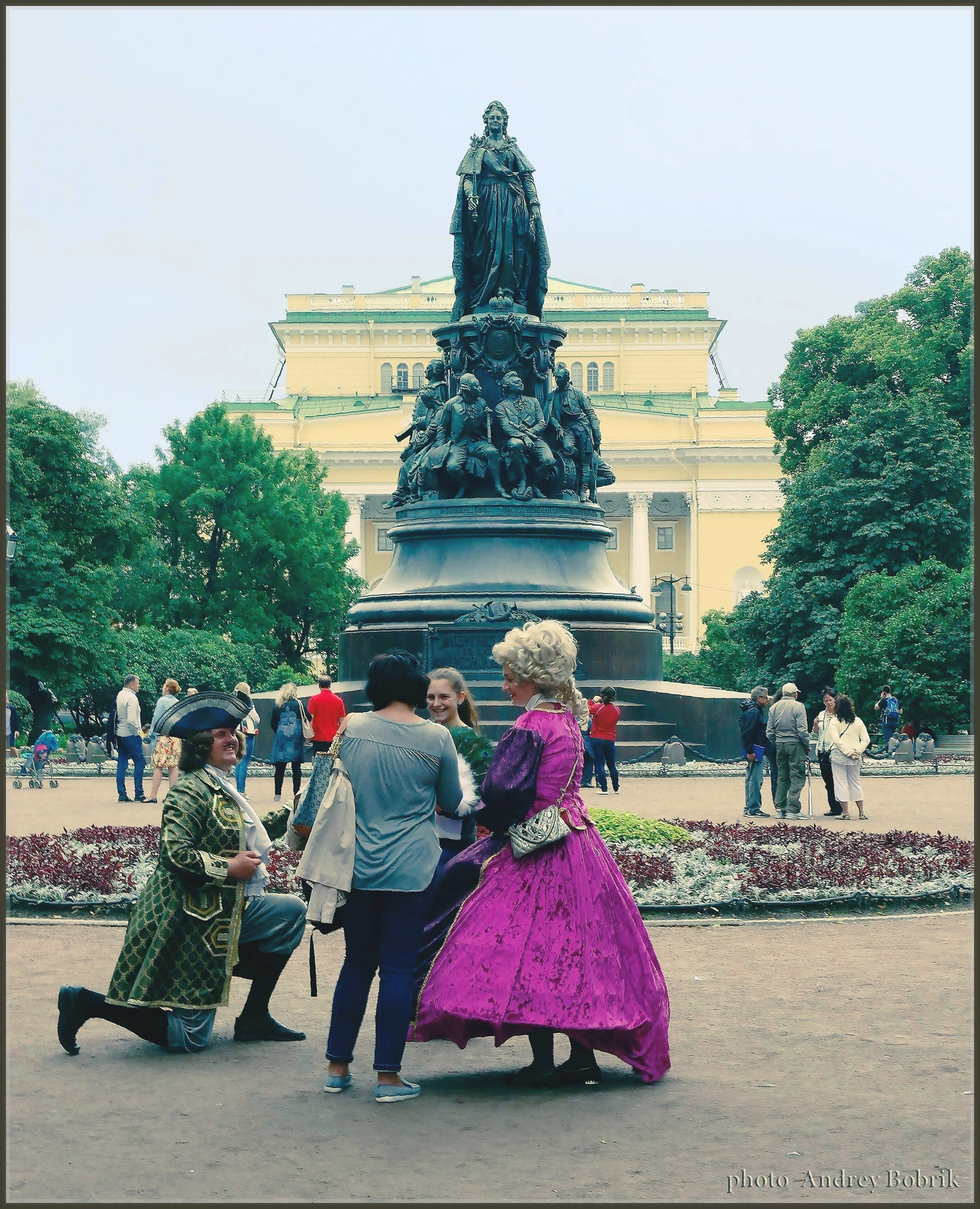 Питерская зарисовка Санкт-Петербург площадь Островского памятник Екатерине 2 люди ряженные