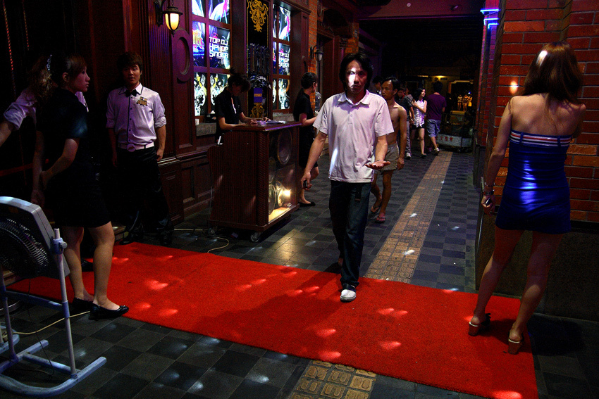 На красном ковре Китай Гуанчжоу китайцы девушка China Guangzhou nightlife girl