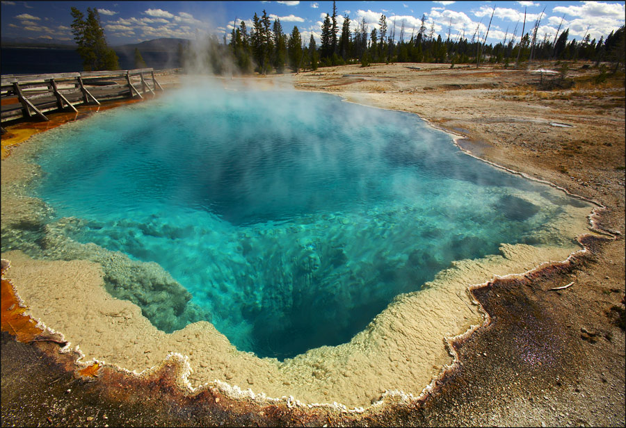 Yellowstone. Black Pool. Yellowstone  Black Pool