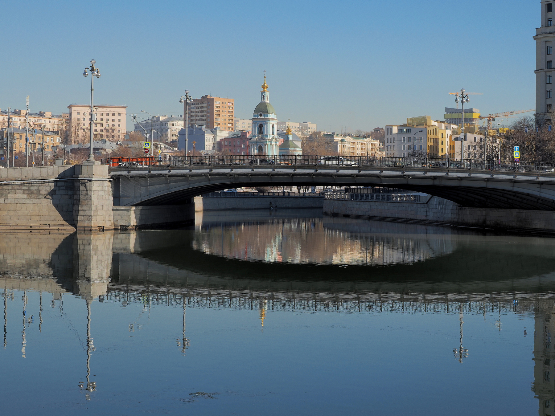 Место где Яуза впадает в реку Москва 
