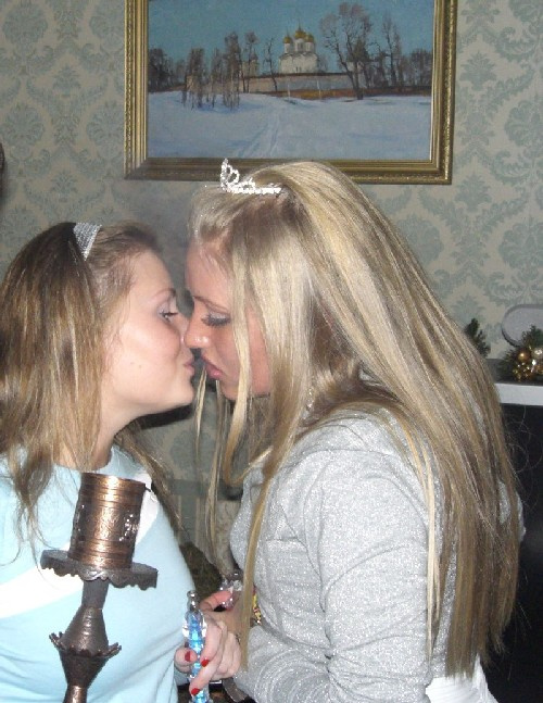 Kiss Two sexy girls