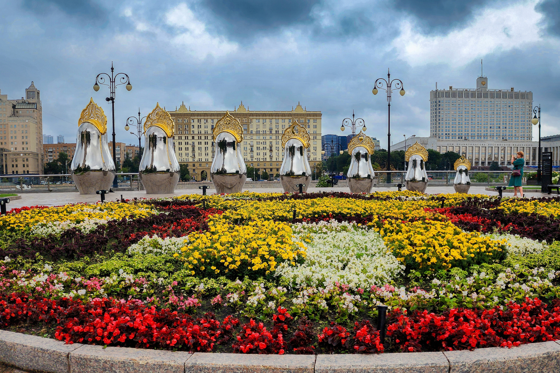 Арт-объект «Матрёшки» у гостиницы «Украина» в Москве клумба цветы городской архитектура облачность небо исторический пейзаж город лето путешествия дом туризм зеркальный объекты русский Москва матрешки работа современный искусство