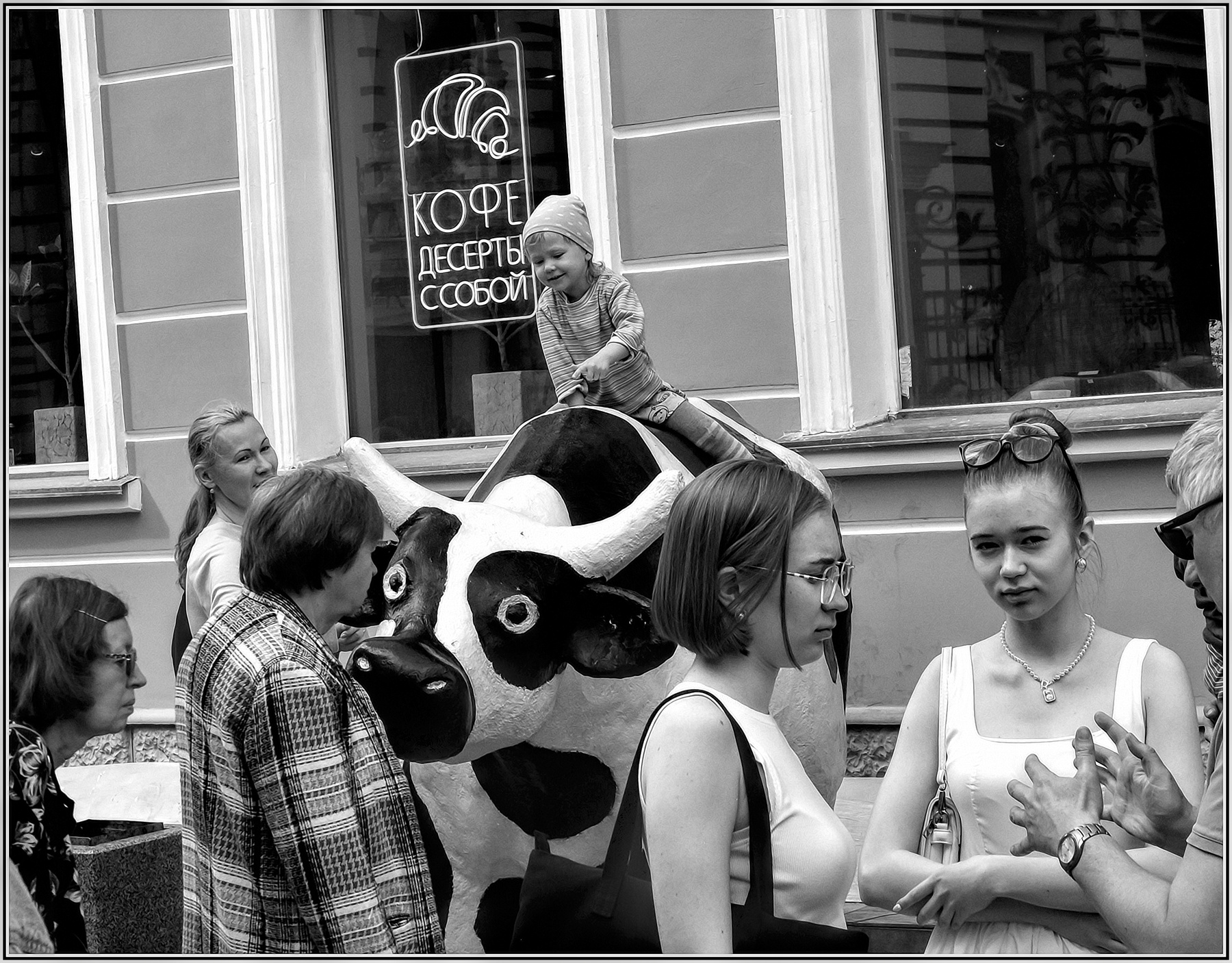 ..... Маленькая всадница ...... улица люди события
