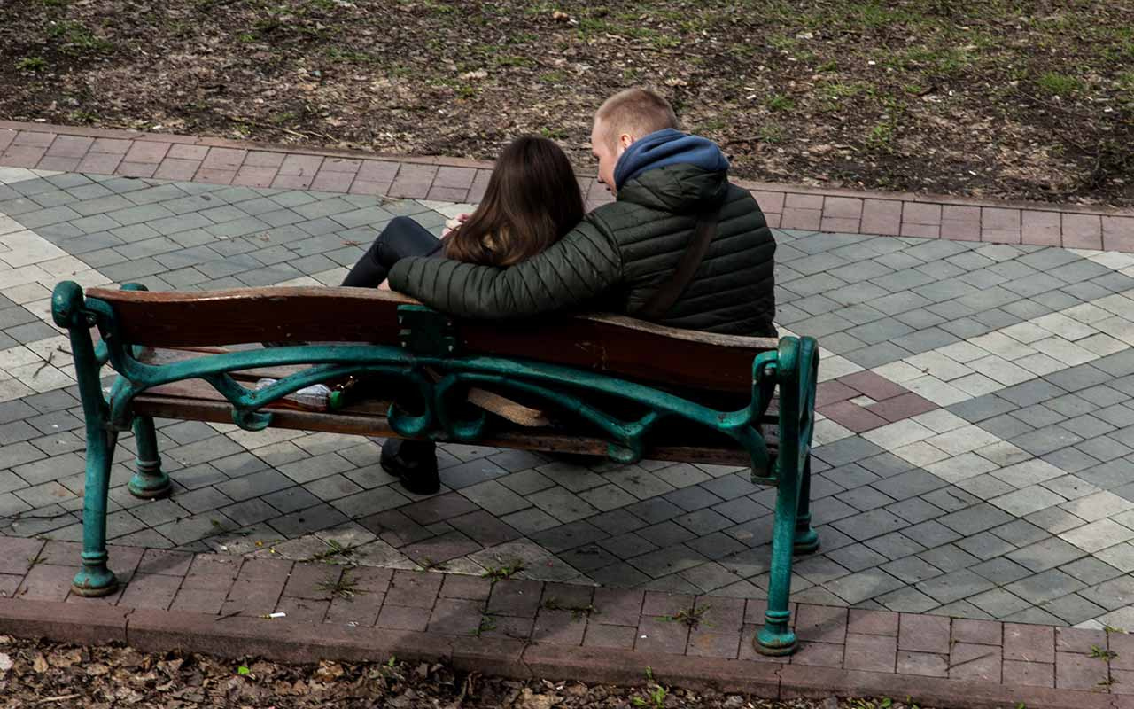Двое. весна влюблённые