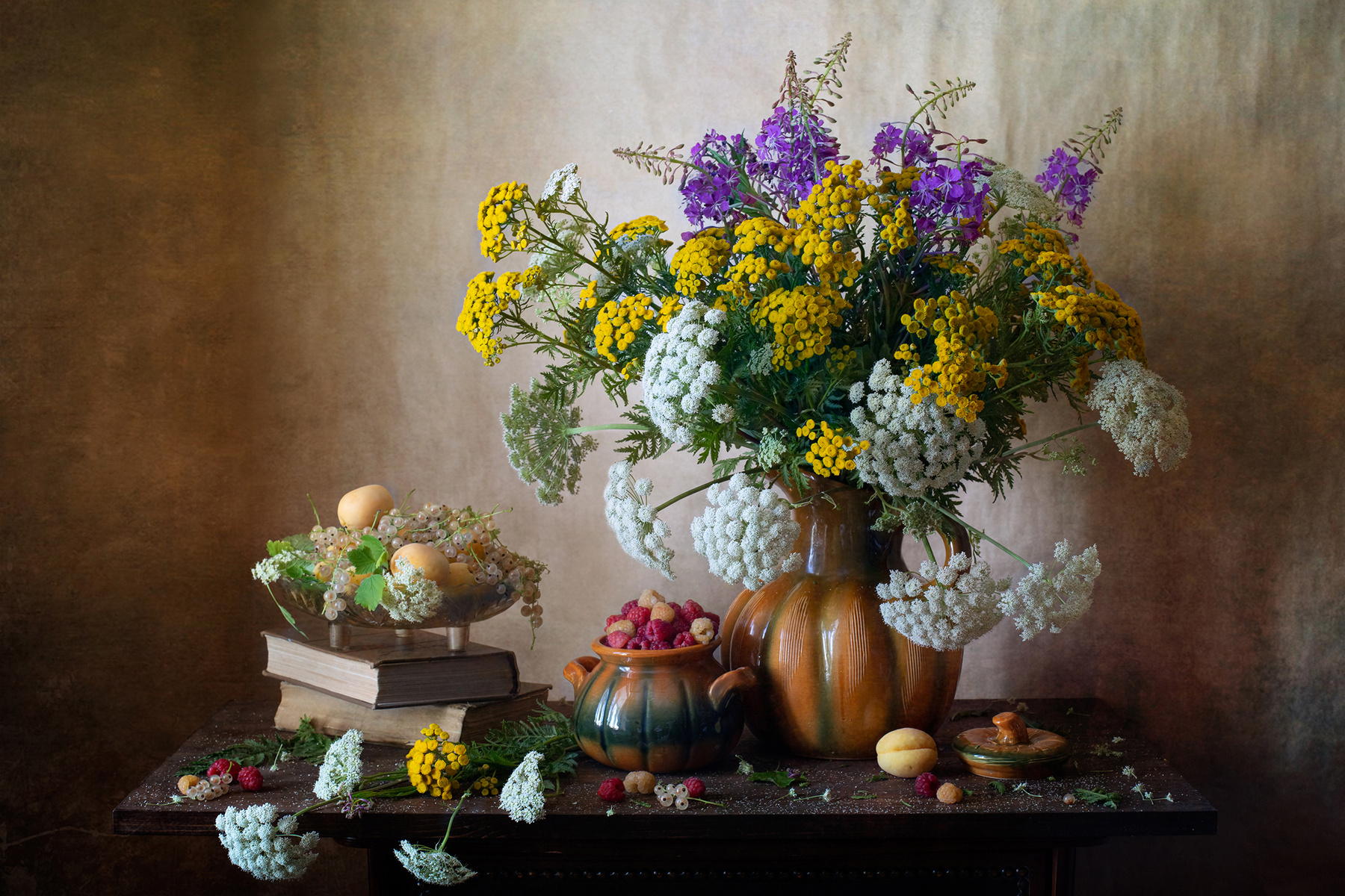 Лето... миламиронова фотонатюрморт stilllife натюрмортсцветами цветы букет полевыецветы сныть пижма кипрей ягоды малина абрикосы смородина лето
