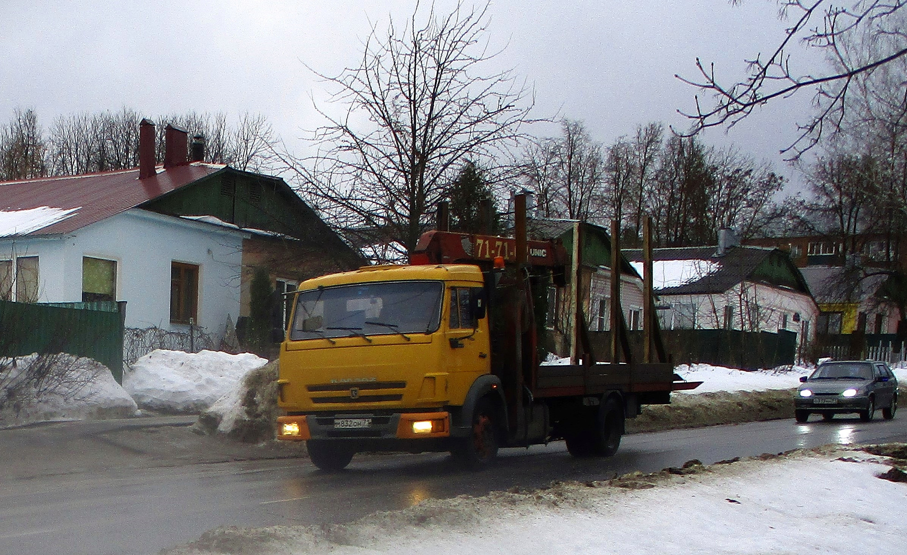 Воровайка КАМАЗ авто манипулятор улица город зима