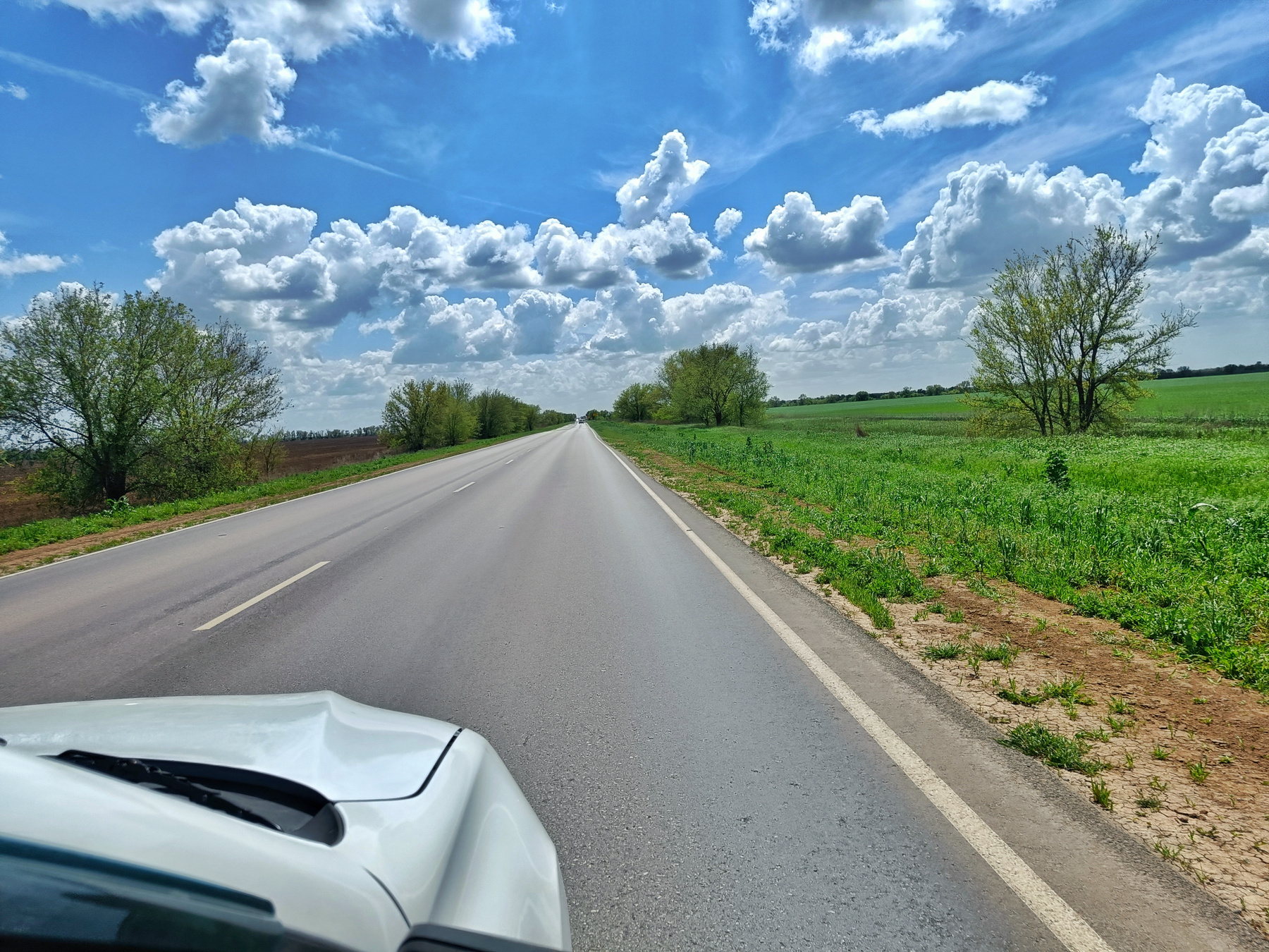 По дороге с облаками Дорога облака перспектива авто