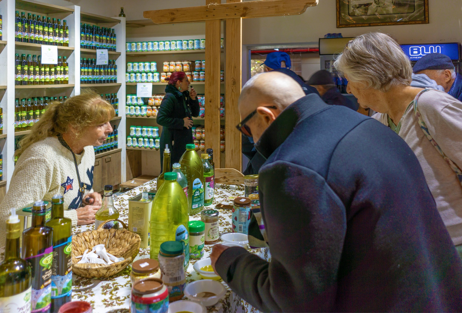 Предпродажная проба оливкового масла в кибуце Парод. 