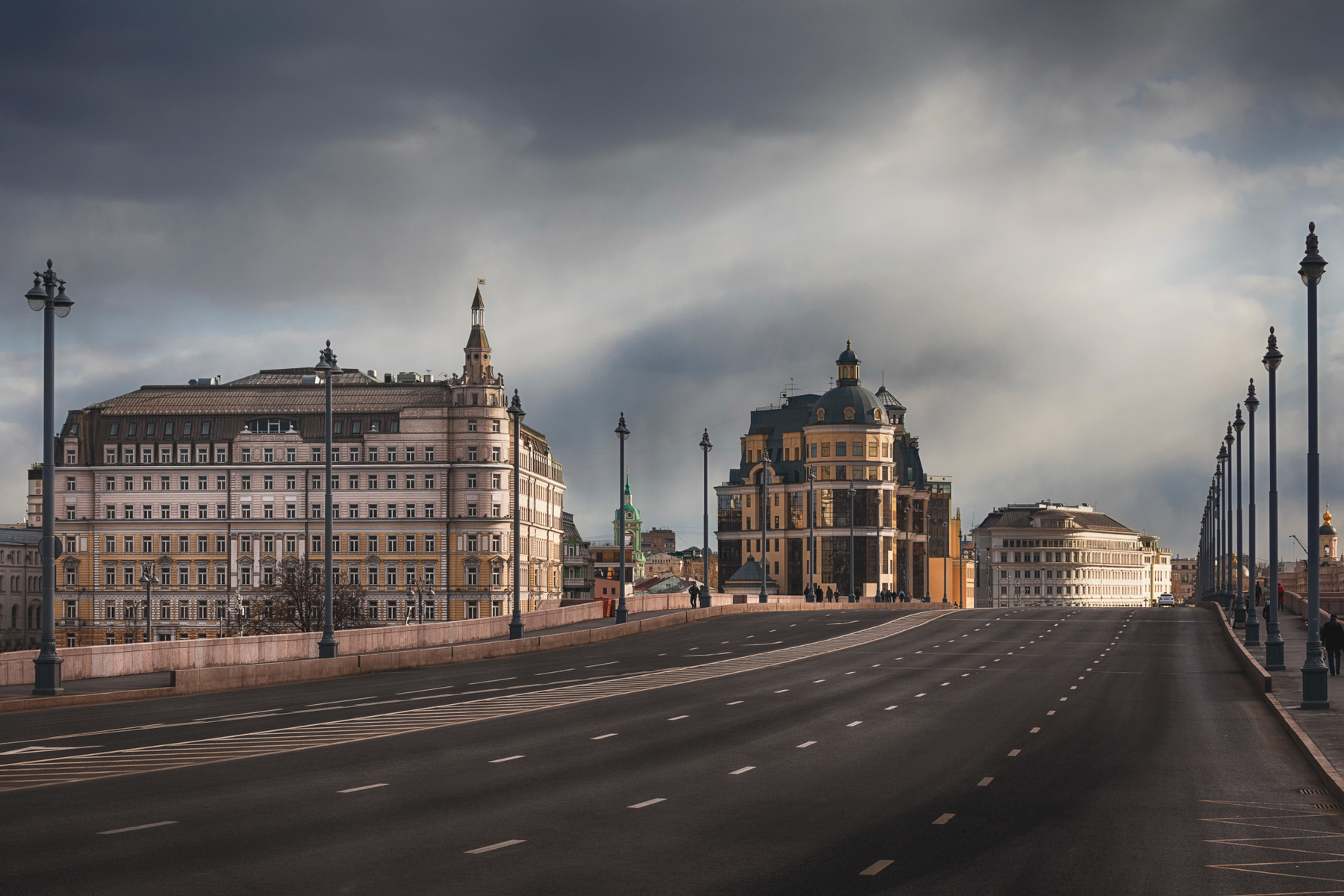 Москва, весна 2020-го. Мы наивно полагали, что хуже уже не будет. Москва ковид изоляция всё ещё живы пандемия пустой город до войны тревожное время социальная фотография городская пустота Большой Москворецкий мост 2020 исторический перелом тишина перед бурей память времени