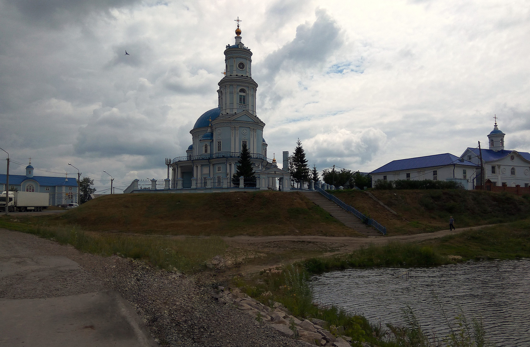 Храм на берегу пруда облака церковь пруд дорога