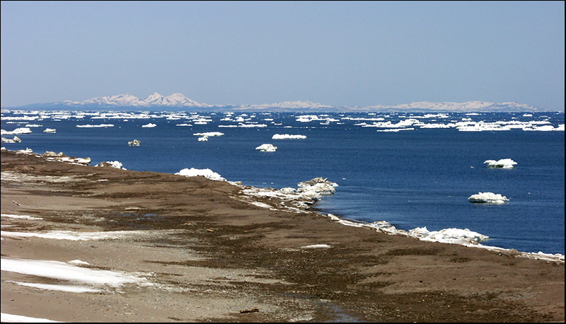 Север. Весна. Май на Охотском море льдины горы