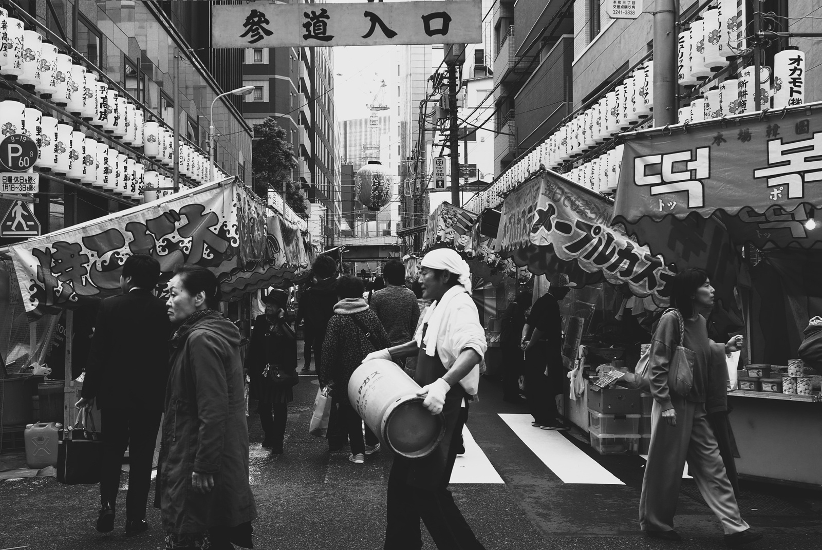 Осенняя ярмарка солений Nihonbashi Токио Япония осень октябрь ярмарка солений посетители еда bettarazuke традиция