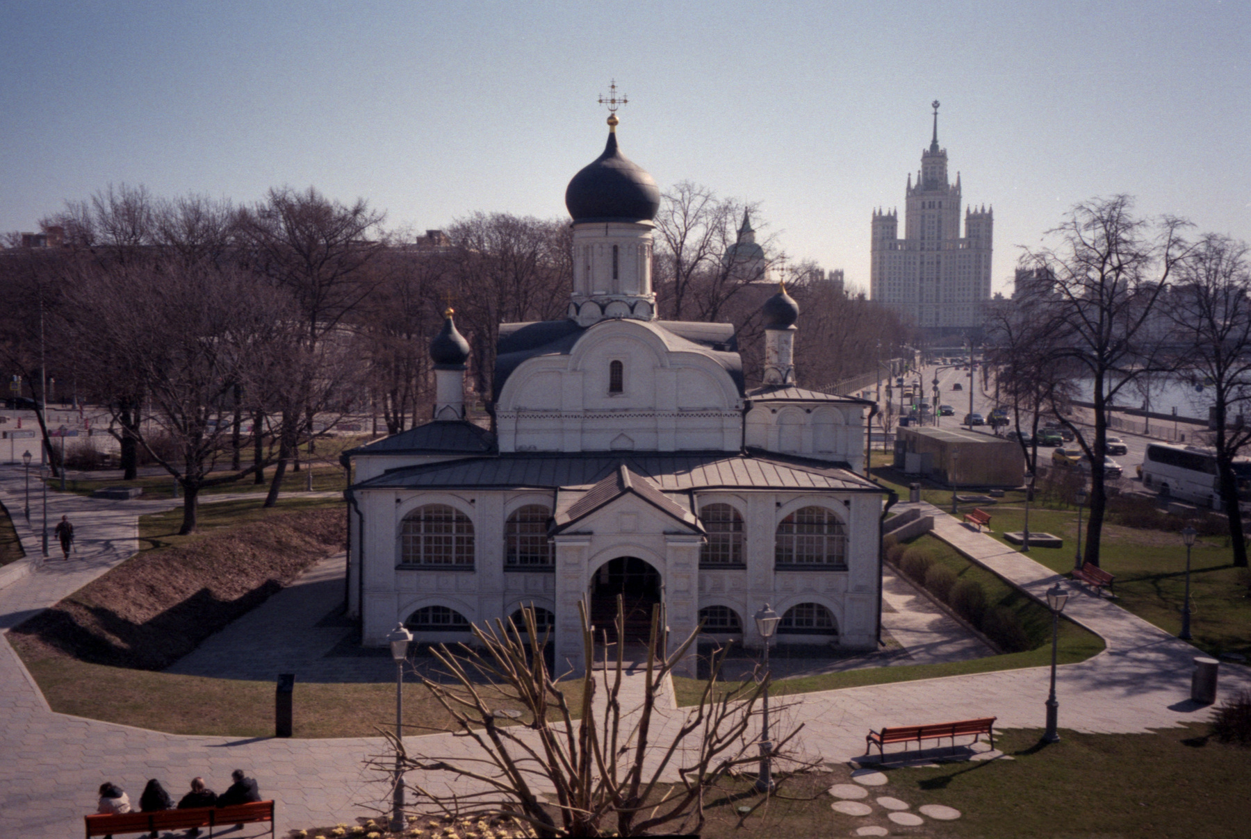 Храм Зачатия праведной Анны, что в углу. 